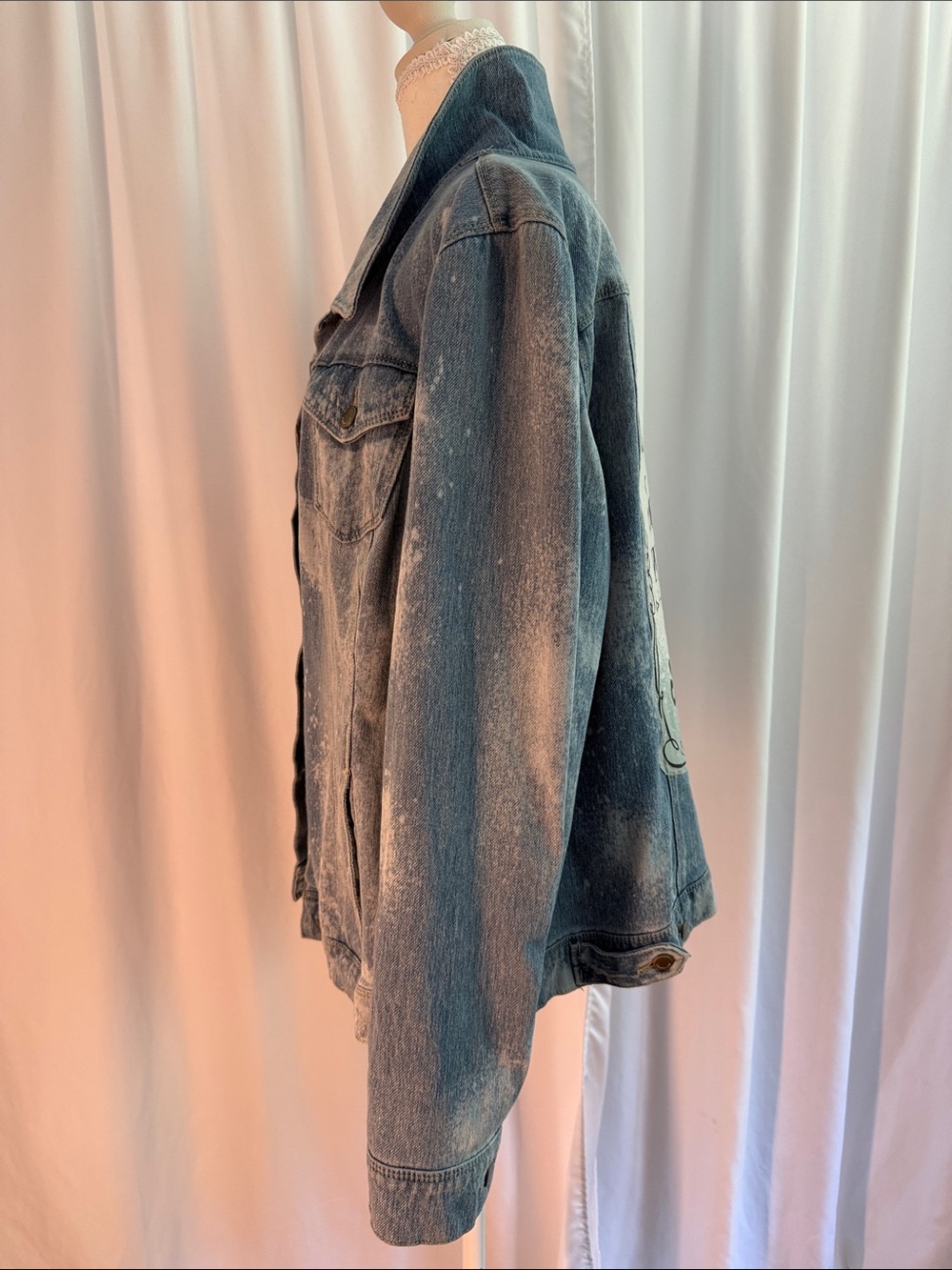 Bandolino Faded Blue Denim Jacket with Graphic Back - Picture 5 of 9